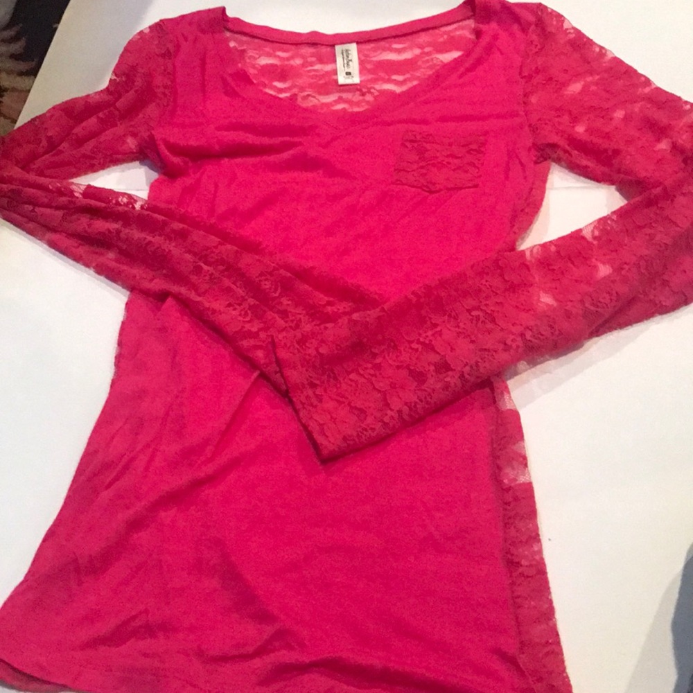 Tee shirt with lace sleeves and back